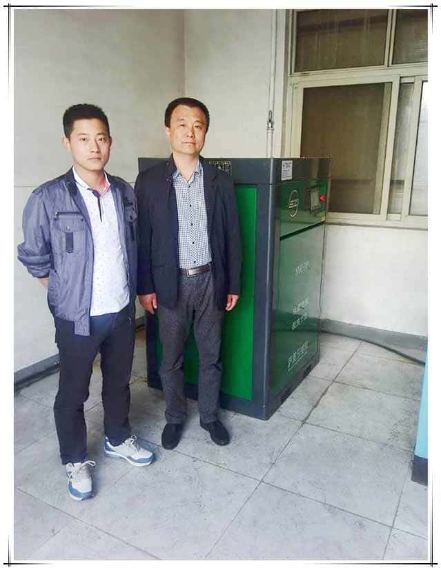 客戶與薩震空壓機(jī)合影