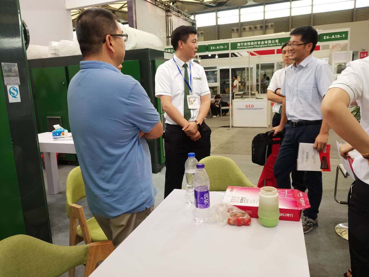 薩震工作人員講解薩震節(jié)能空壓機