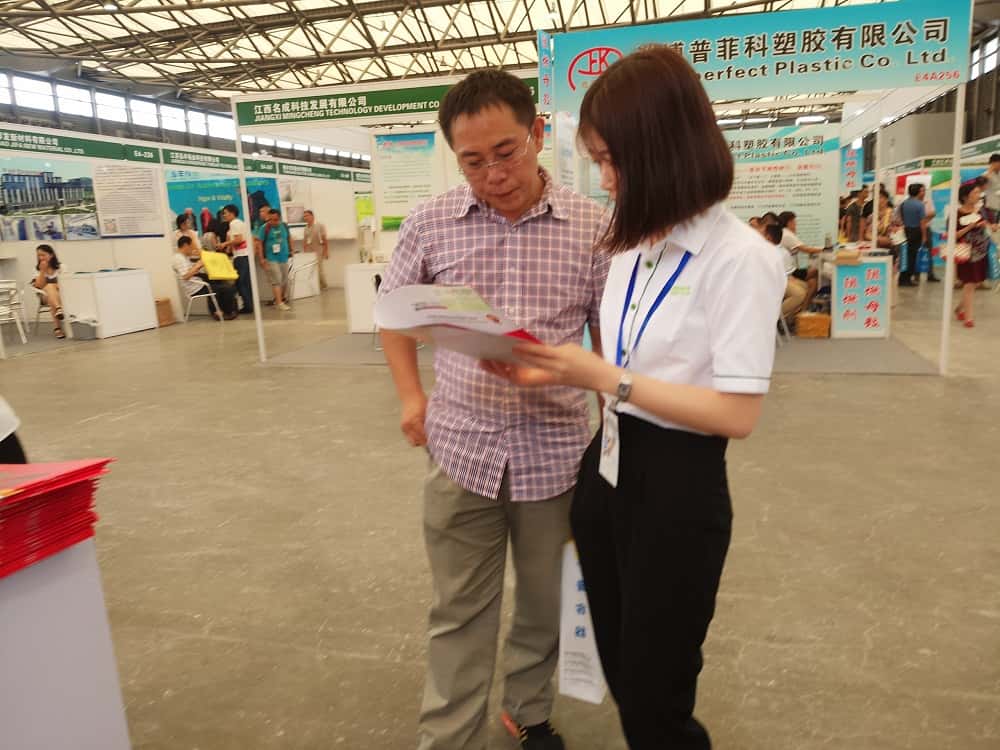 薩震美女銷售天使給客戶講解薩震空壓機