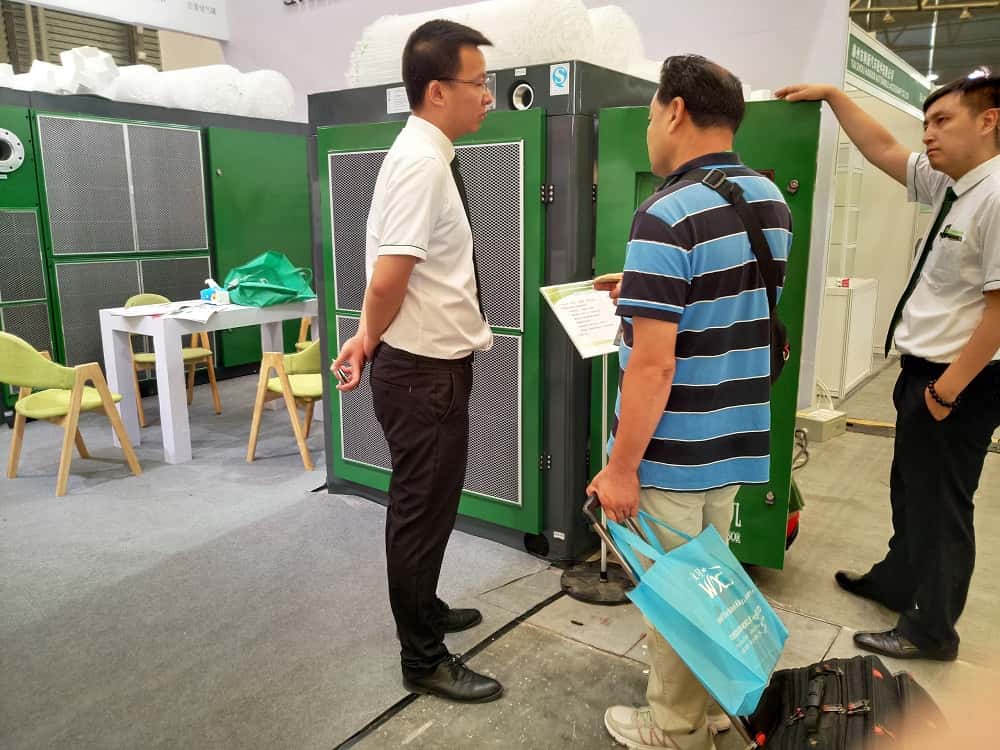 薩震銷售天使給客戶講解薩震空壓機