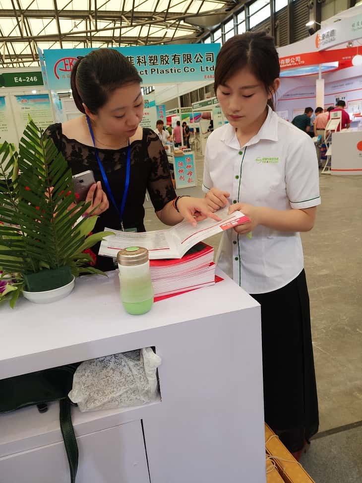 薩震美女銷售天使給客戶講解薩震空壓機