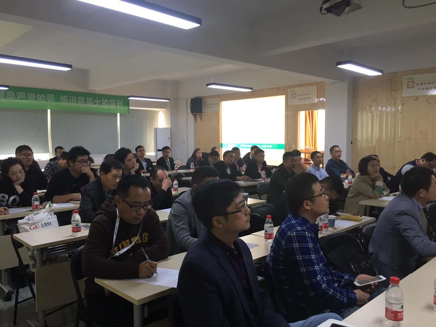 薩震節(jié)能空壓機招商培訓(xùn)現(xiàn)場